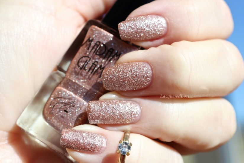 Totally in love with this delicate rose gold texture. It's not snaggy and such an easy quick mani, two this coats!