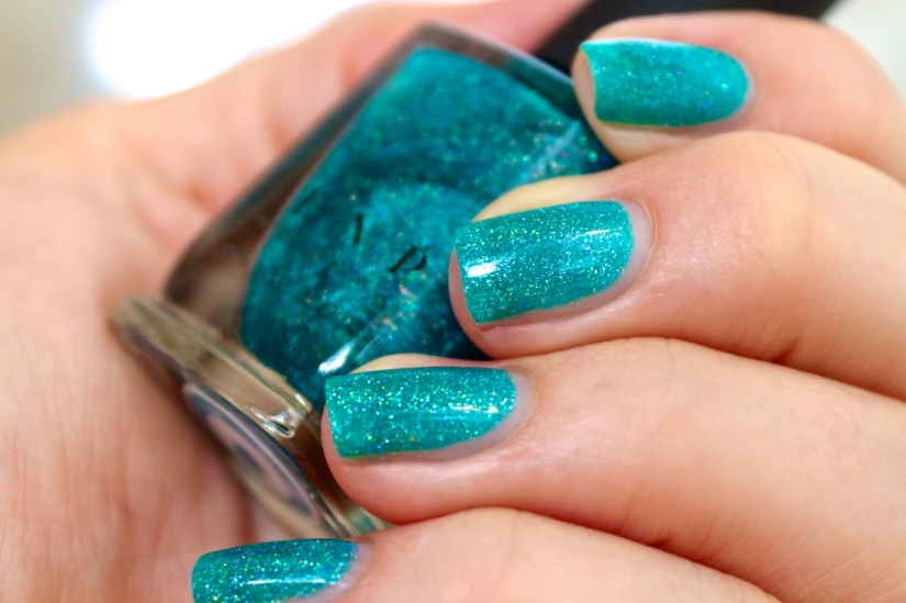 I am down to the wire with my ILNP Summer 2015 swatches. Kind of sad really as I've so enjoyed every one of these beautiful polishes. This is gorgeous Harbour Island! 3 coats, glossy as heck and such a perfect Caribbean aqua blue!